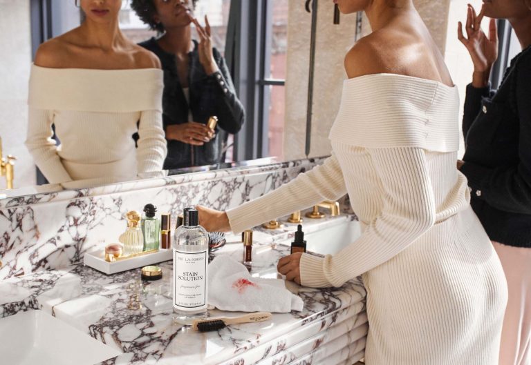 Makeup and Lipstick Stain Removal: Your Ultimate Guide to Pristine Clothing 2 assets2f58e9d3cf0a1a474bb14df9285f98241d2f8f729c548b6f48d8b1897c0a259b6545 1