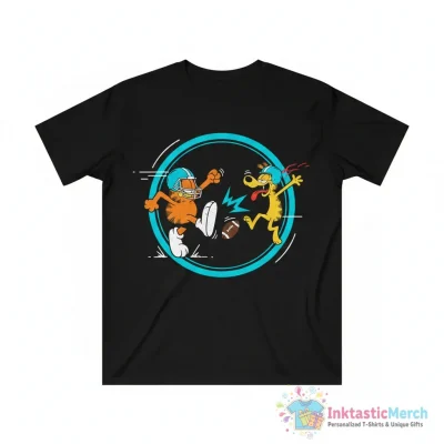 Garfield Kicking Odie Football  Essential T-Shirt